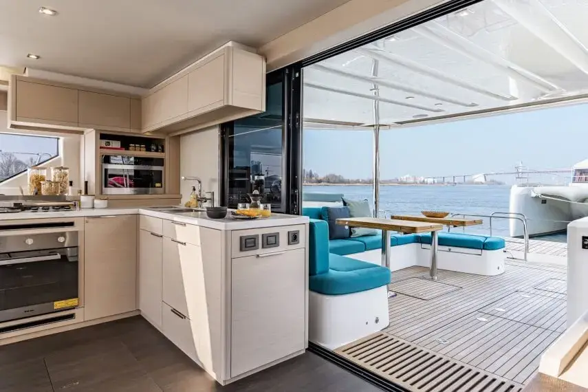Lagoon 55 flybridge
