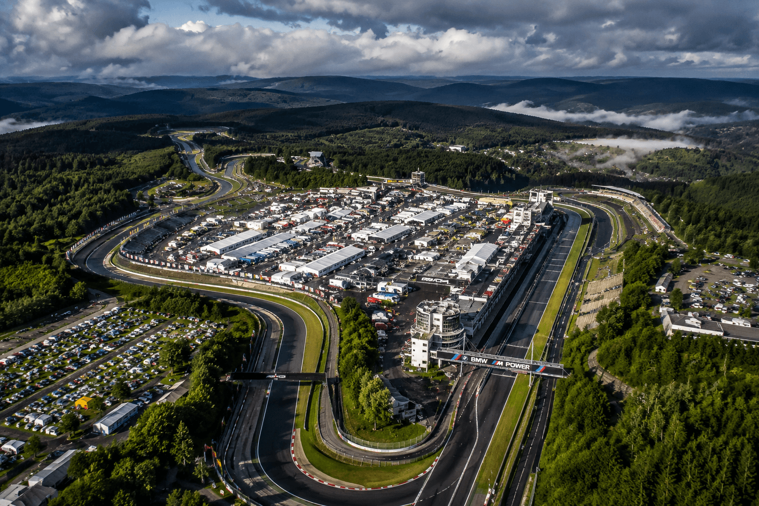 24h Nürburgring – letecký pohled na Nürburgring a Nordschleife