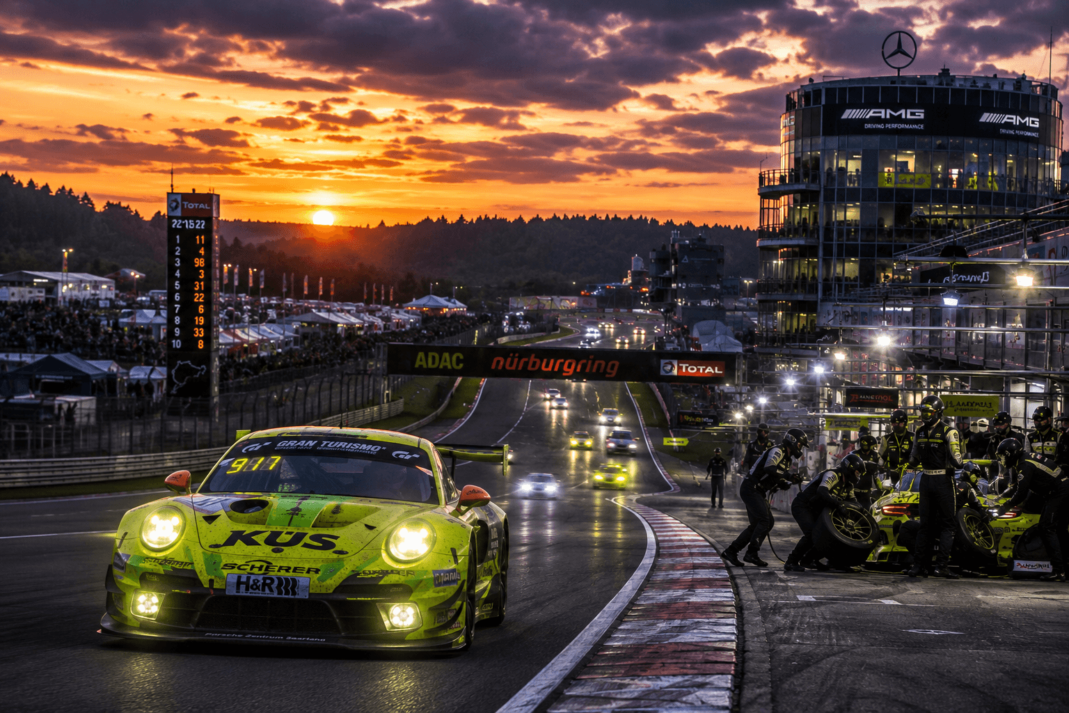 24h Nürburgring – GT vůz a pit lane při západu slunce